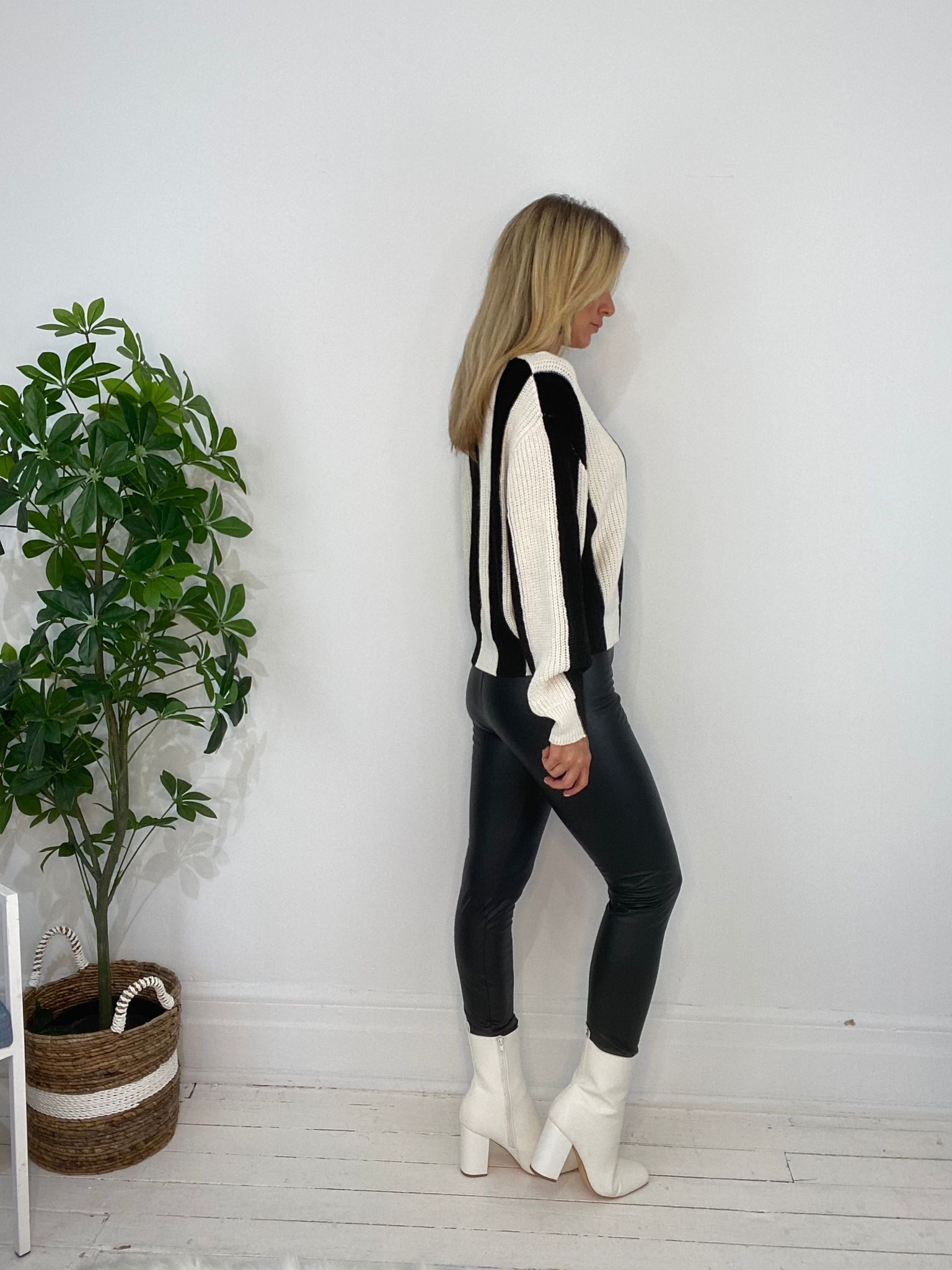 8230062 SWEATER