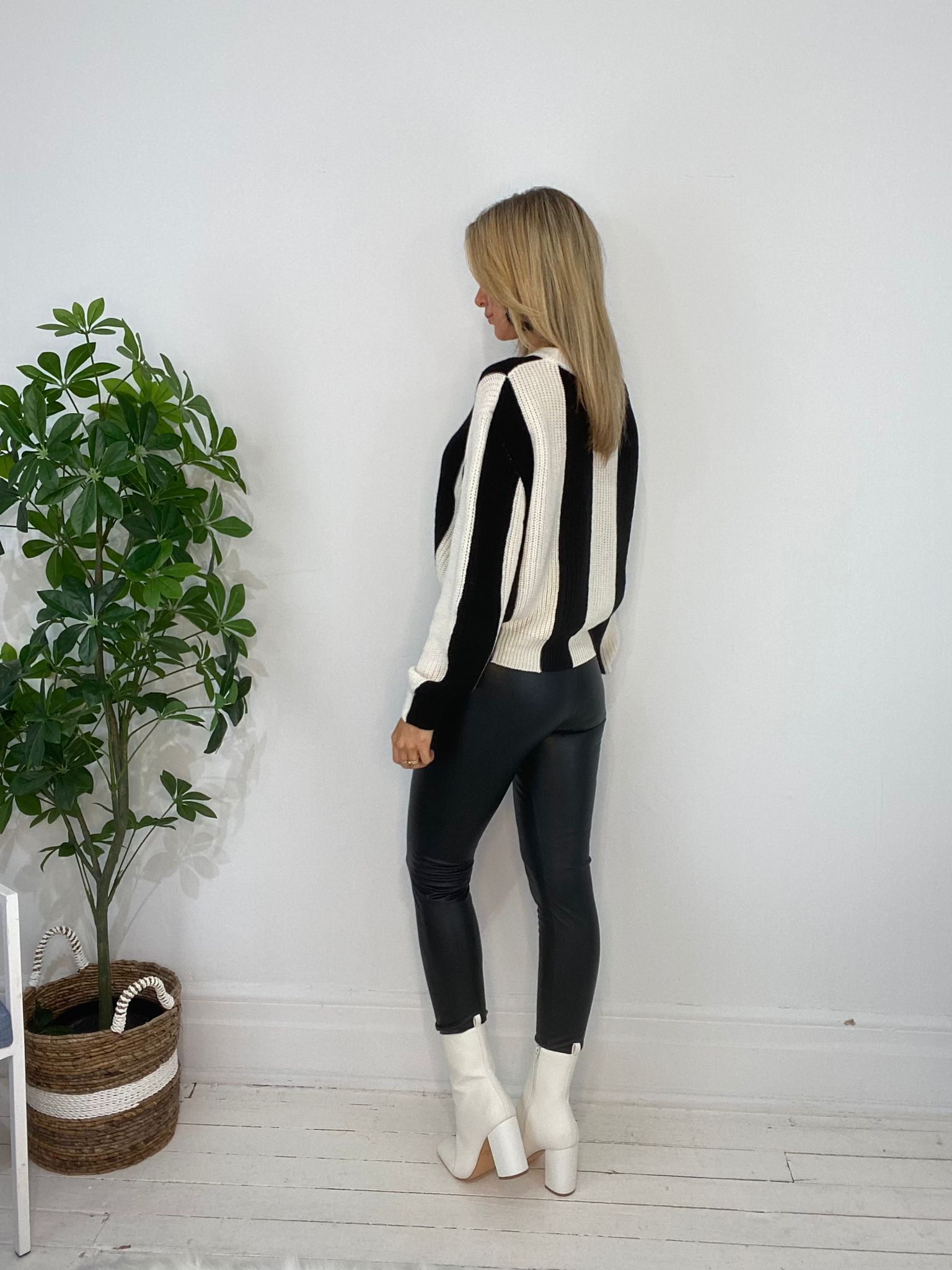 8230062 SWEATER